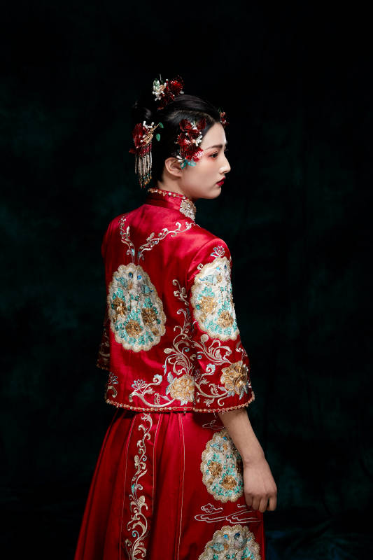 穿着中式秀禾服的亚洲少女图片