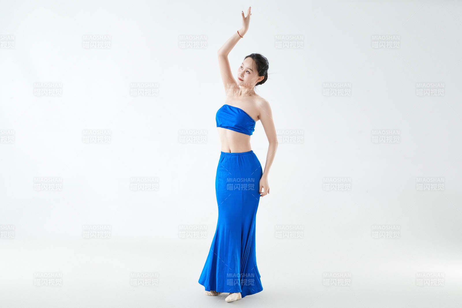 穿着傣族服饰跳孔雀舞的少女图片