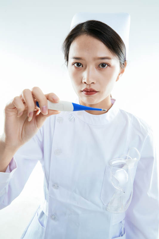 身穿护士的年轻女性医护人员图片