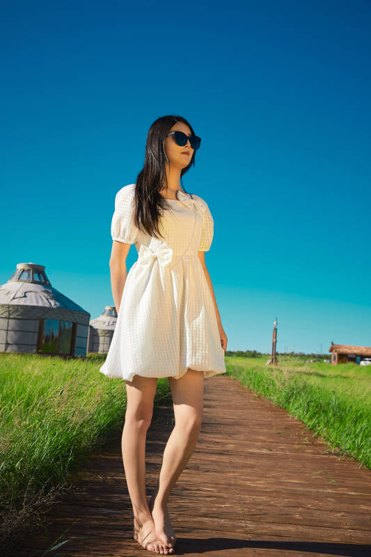 盛夏在草原湿地公园游玩的姑娘图片