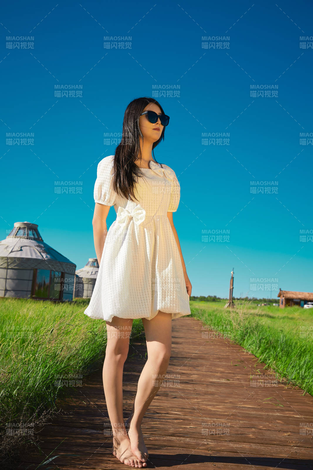 盛夏在草原湿地公园游玩的姑娘图片