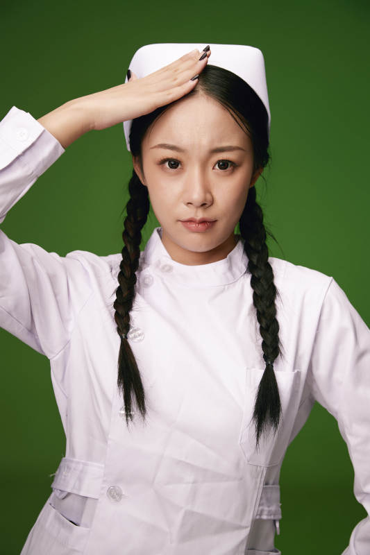 身穿白色护士服的年轻护士形象图片