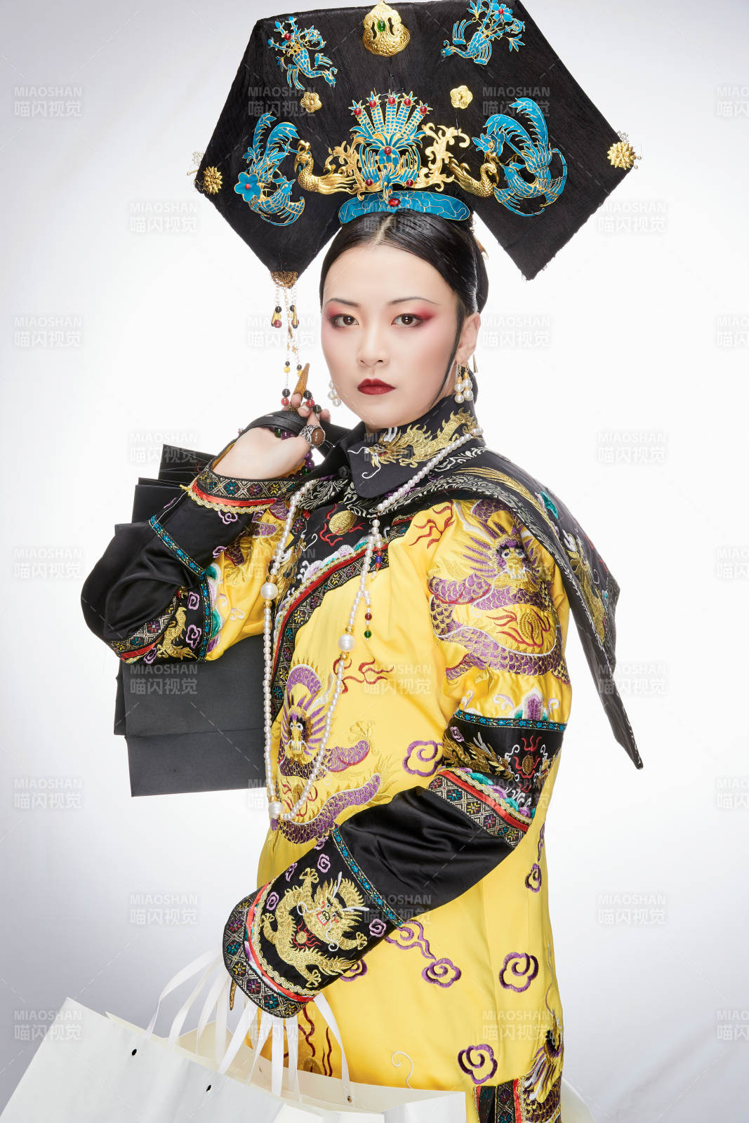 穿越而来手提购物袋的清朝皇后图片