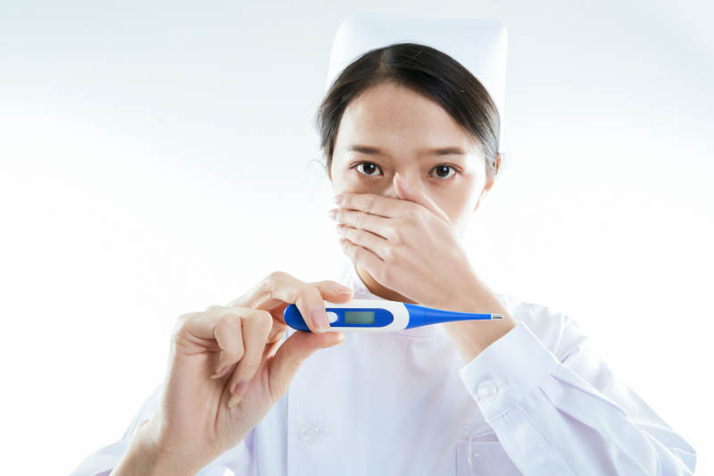 身穿护士的年轻女性医护人员图片