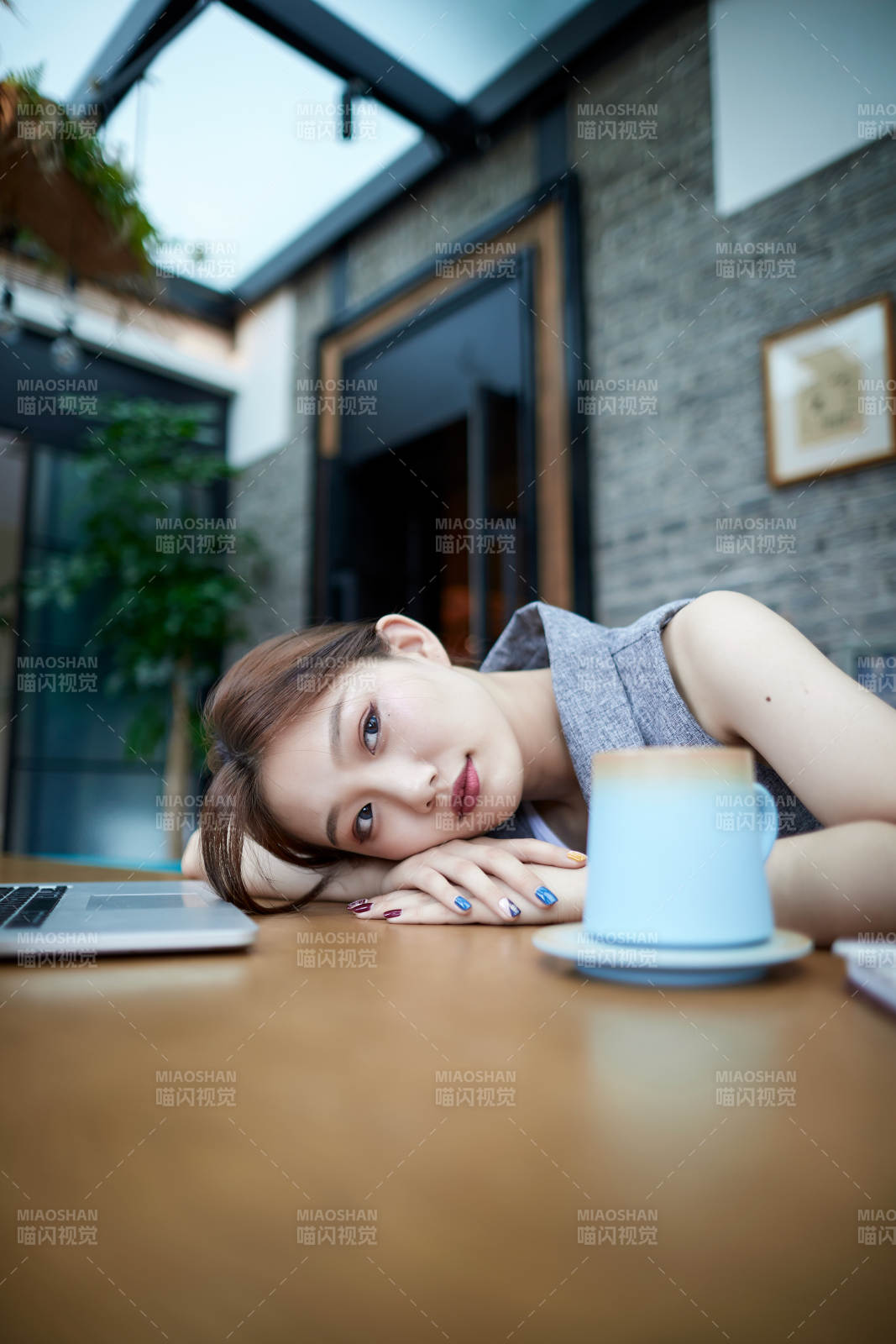 在室内使用电脑办公的亚洲白领女性图片