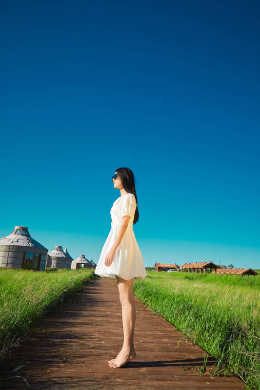 盛夏在草原湿地公园游玩的姑娘图片