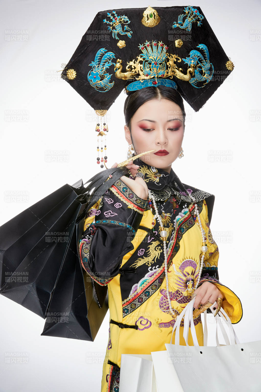 穿越而来手提购物袋的清朝皇后图片