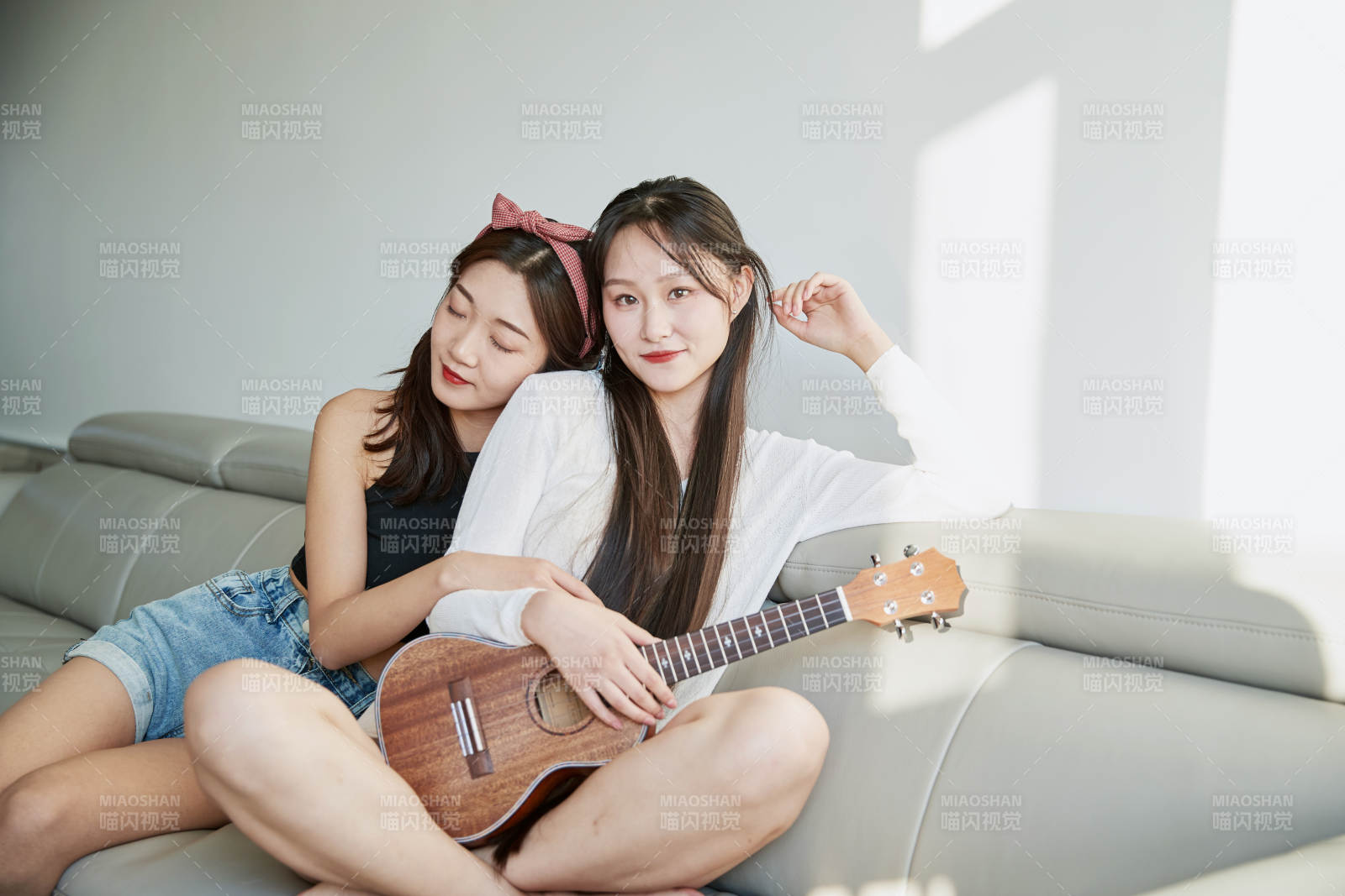 坐在沙发弹琴唱歌俩位美女闺蜜图片