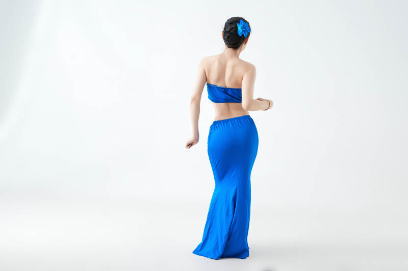 穿着傣族服饰跳孔雀舞的少女图片