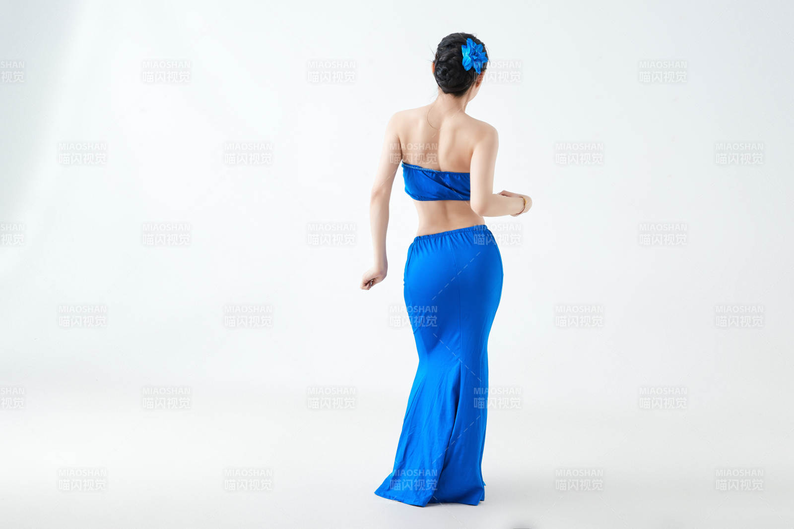 穿着傣族服饰跳孔雀舞的少女图片