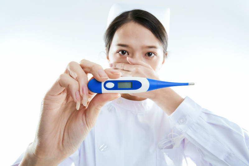 身穿护士的年轻女性医护人员图片