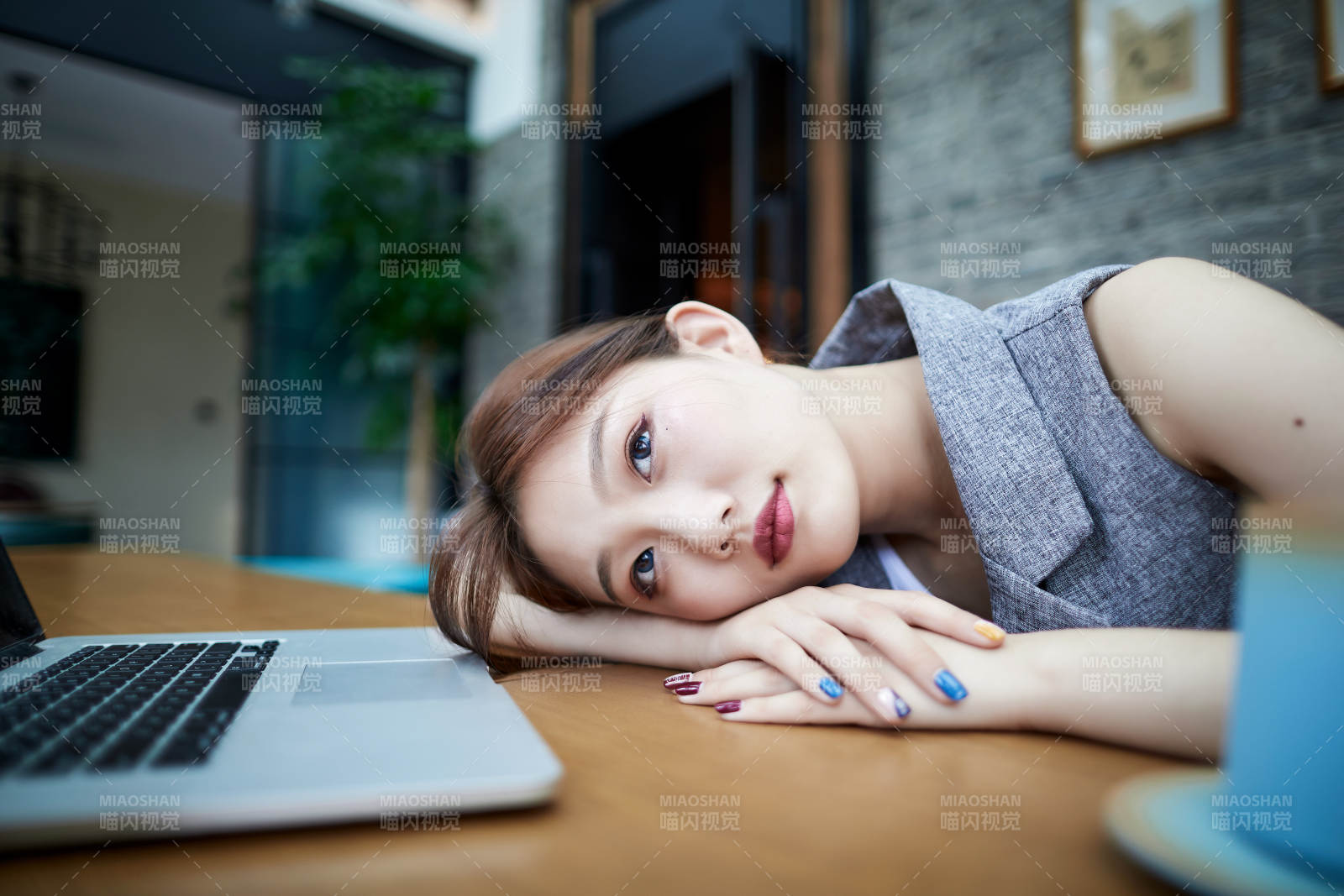 在室内使用电脑办公的亚洲白领女性图片