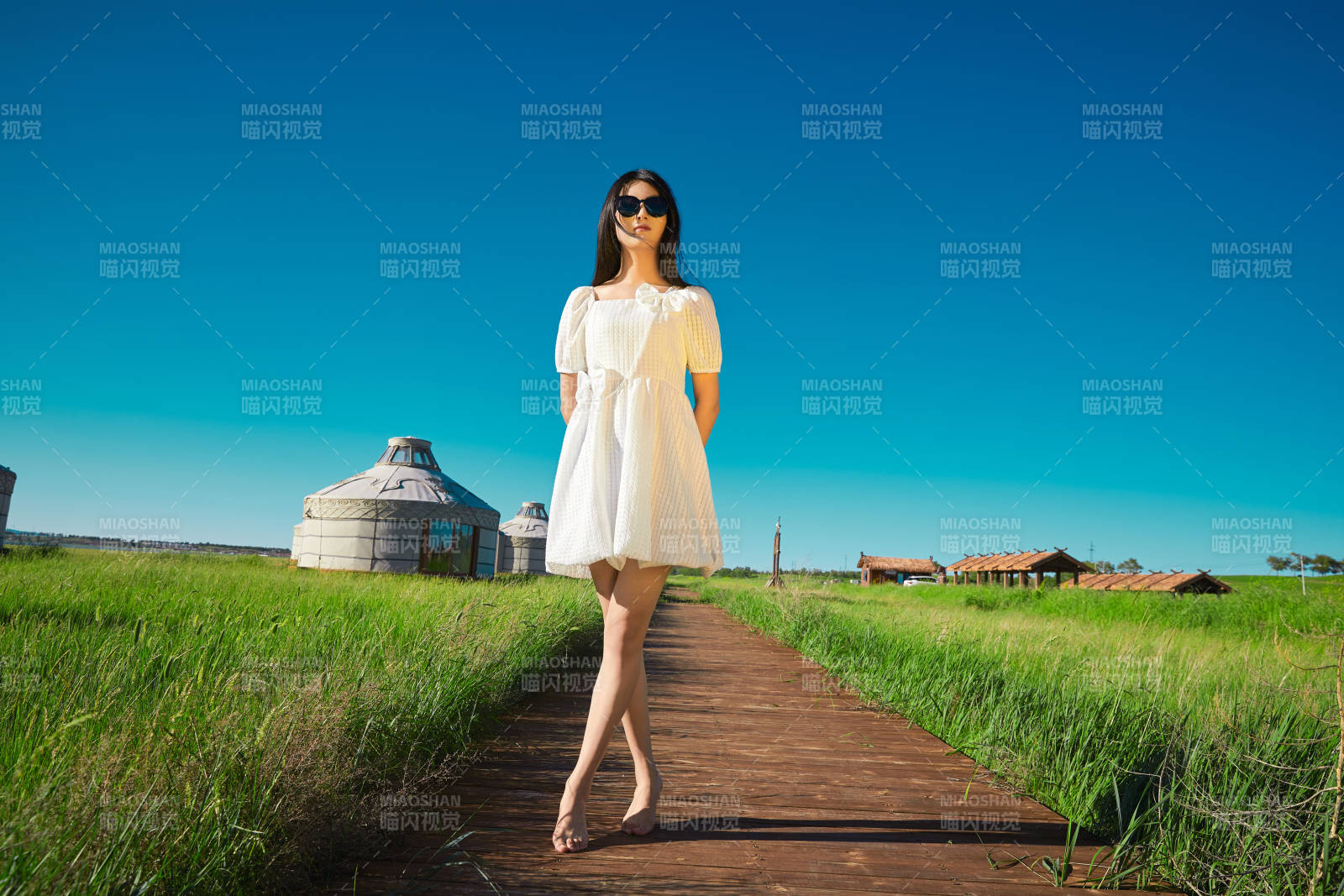 盛夏在草原湿地公园游玩的姑娘图片