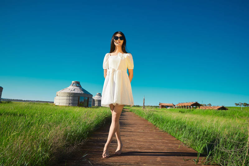 盛夏在草原湿地公园游玩的姑娘图片