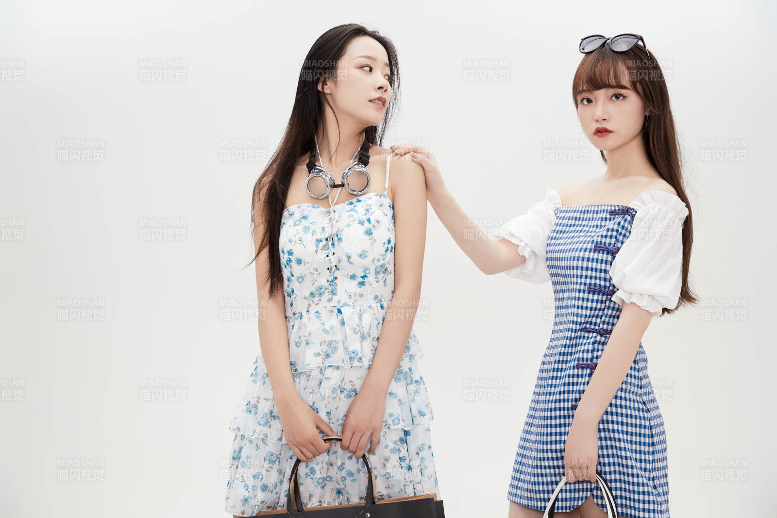 白色背景下手提购物袋时尚美丽的美女闺蜜图片