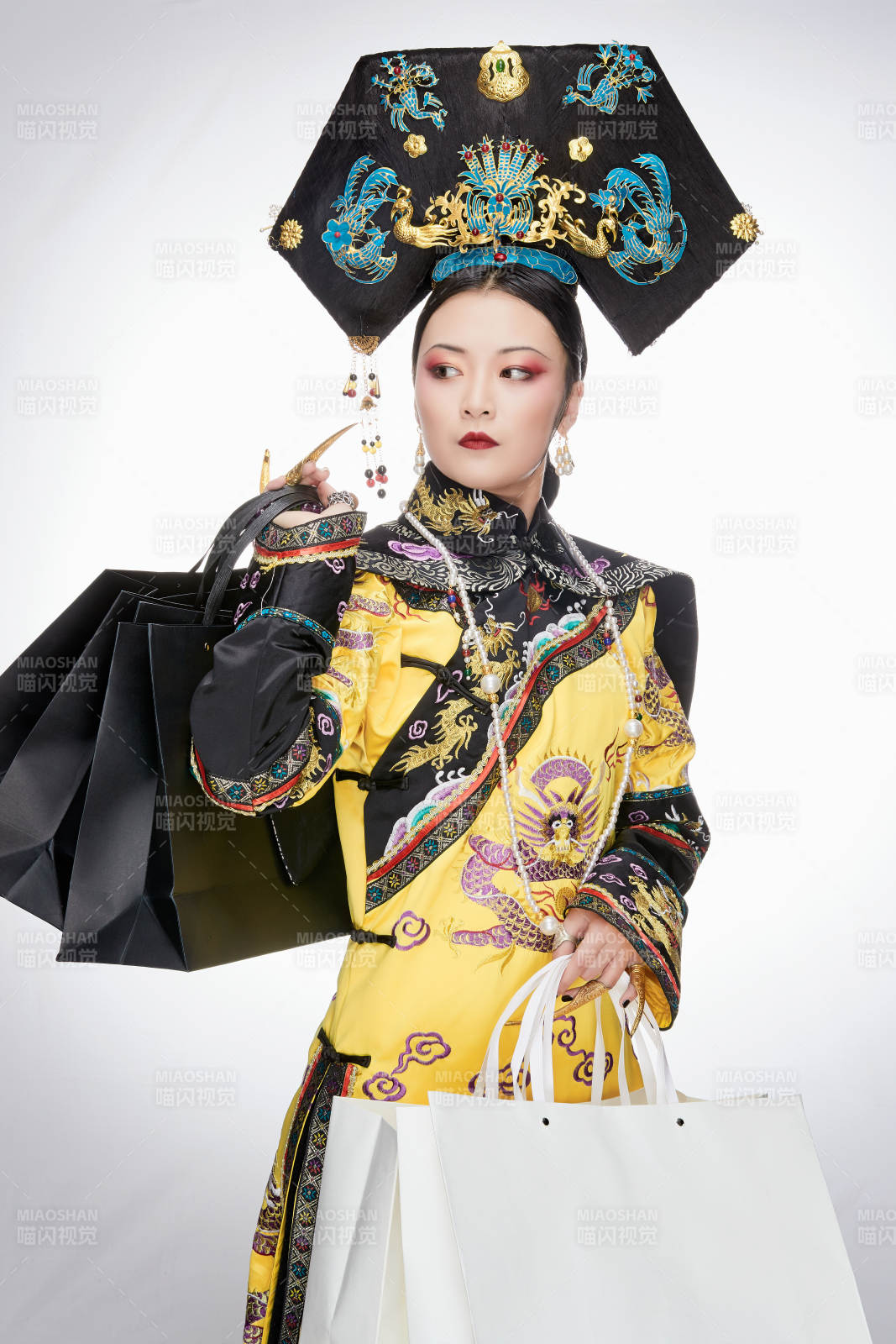 穿越而来手提购物袋的清朝皇后图片