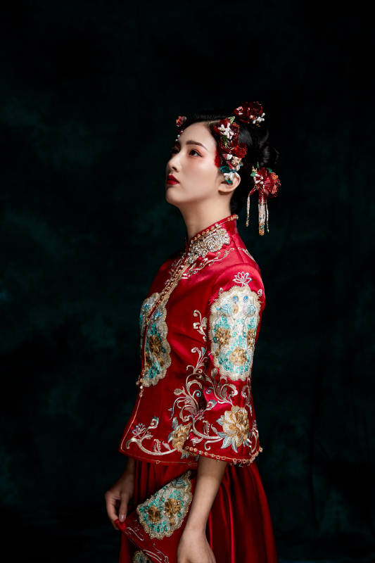 穿着中式秀禾服的亚洲少女图片