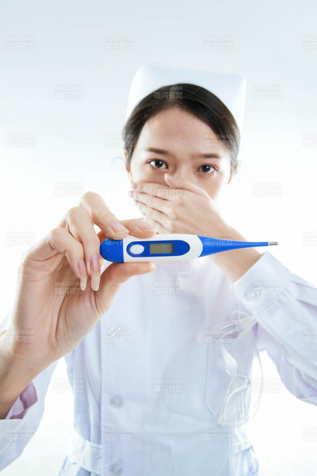 身穿护士的年轻女性医护人员图片