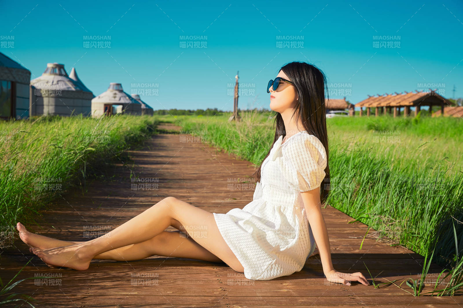 盛夏在草原湿地公园游玩的姑娘图片