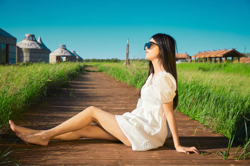 盛夏在草原湿地公园游玩的姑娘图片