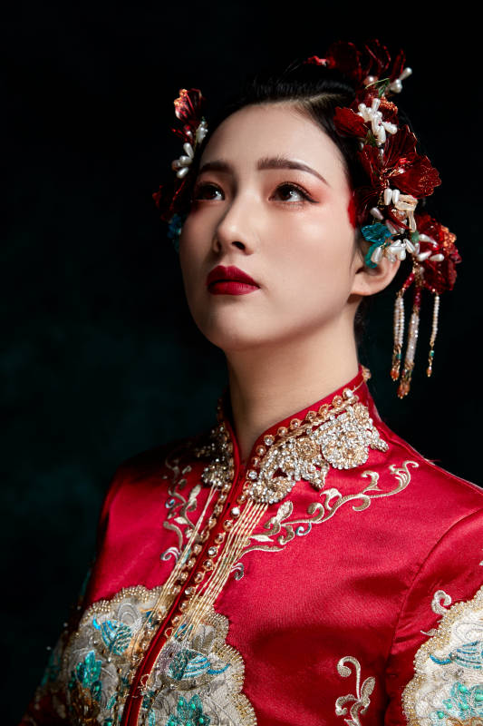 穿着中式秀禾服的亚洲少女图片