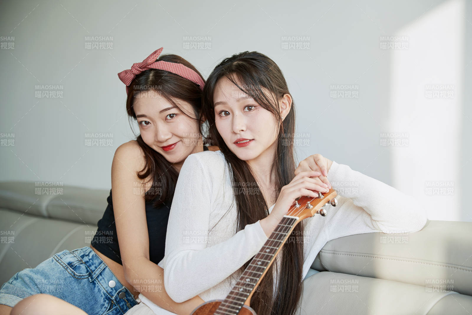 坐在沙发弹琴唱歌俩位美女闺蜜图片