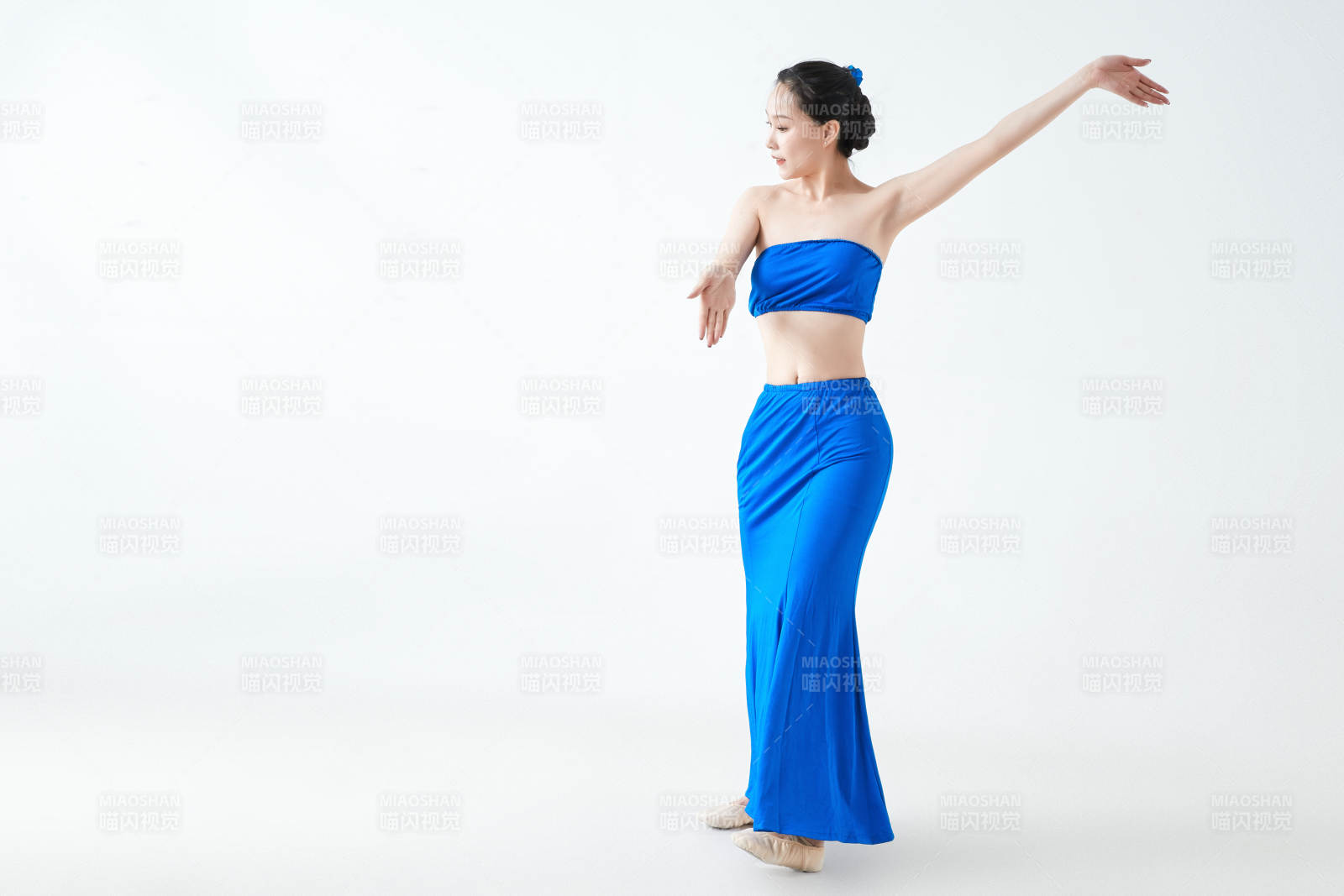 穿着傣族服饰跳孔雀舞的少女图片