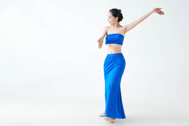 穿着傣族服饰跳孔雀舞的少女图片