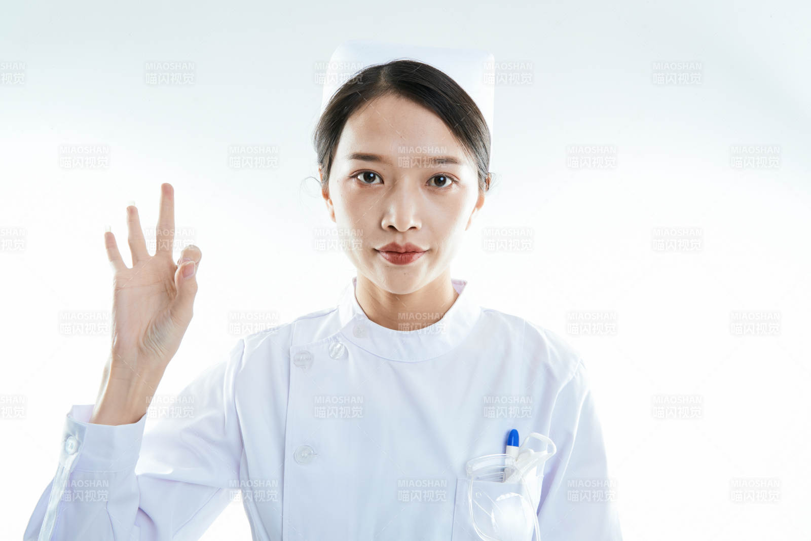 身穿护士的年轻女性医护人员图片