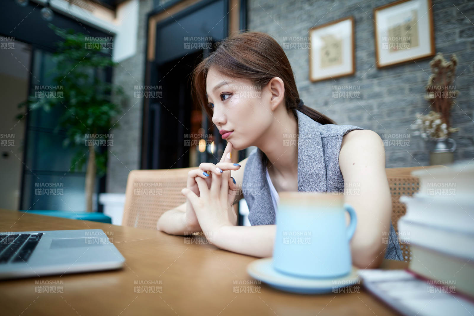 在室内使用电脑办公的亚洲白领女性图片