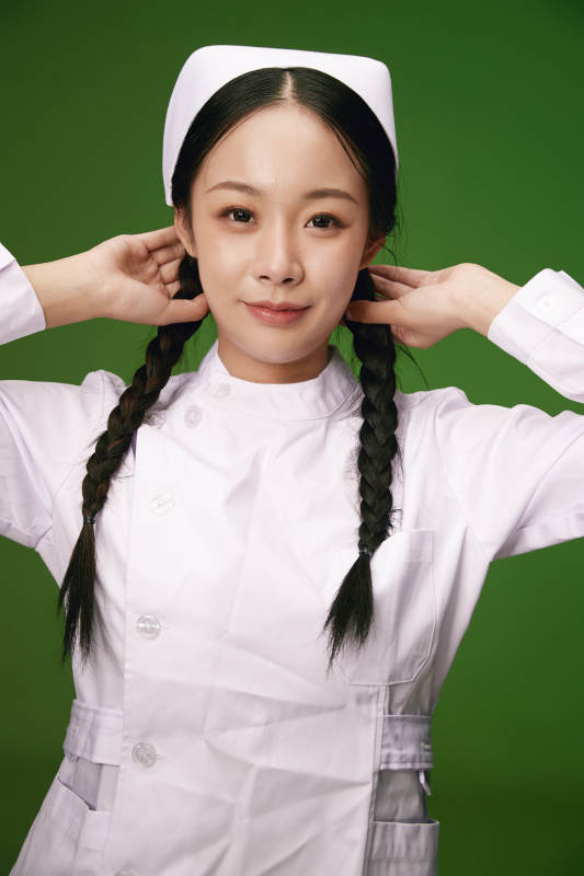 身穿白色护士服的年轻护士形象图片