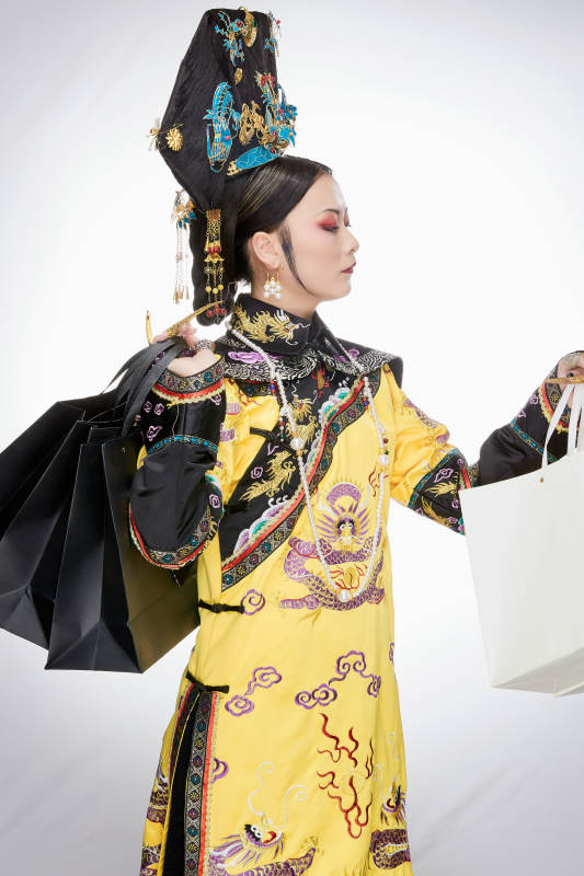 穿越而来手提购物袋的清朝皇后图片