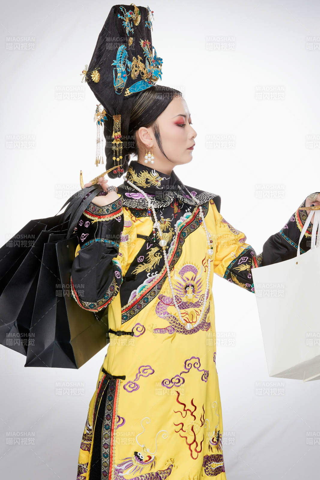 穿越而来手提购物袋的清朝皇后图片