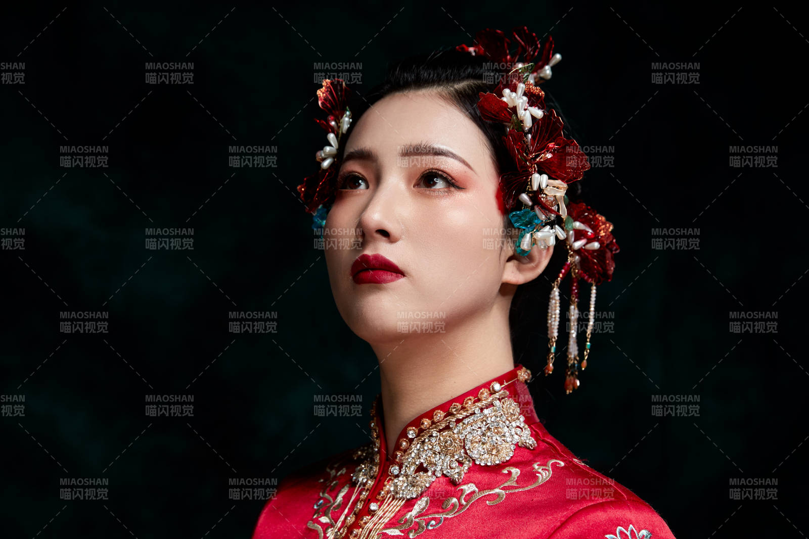 穿着中式秀禾服的亚洲少女图片