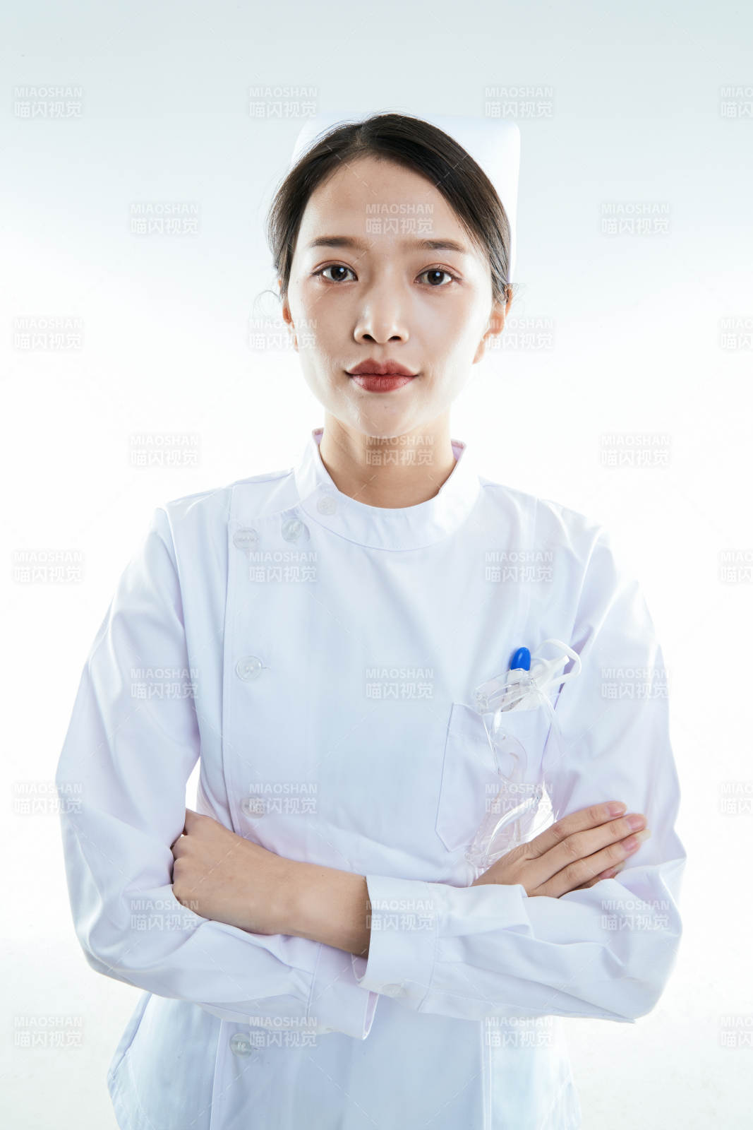 身穿护士的年轻女性医护人员图片