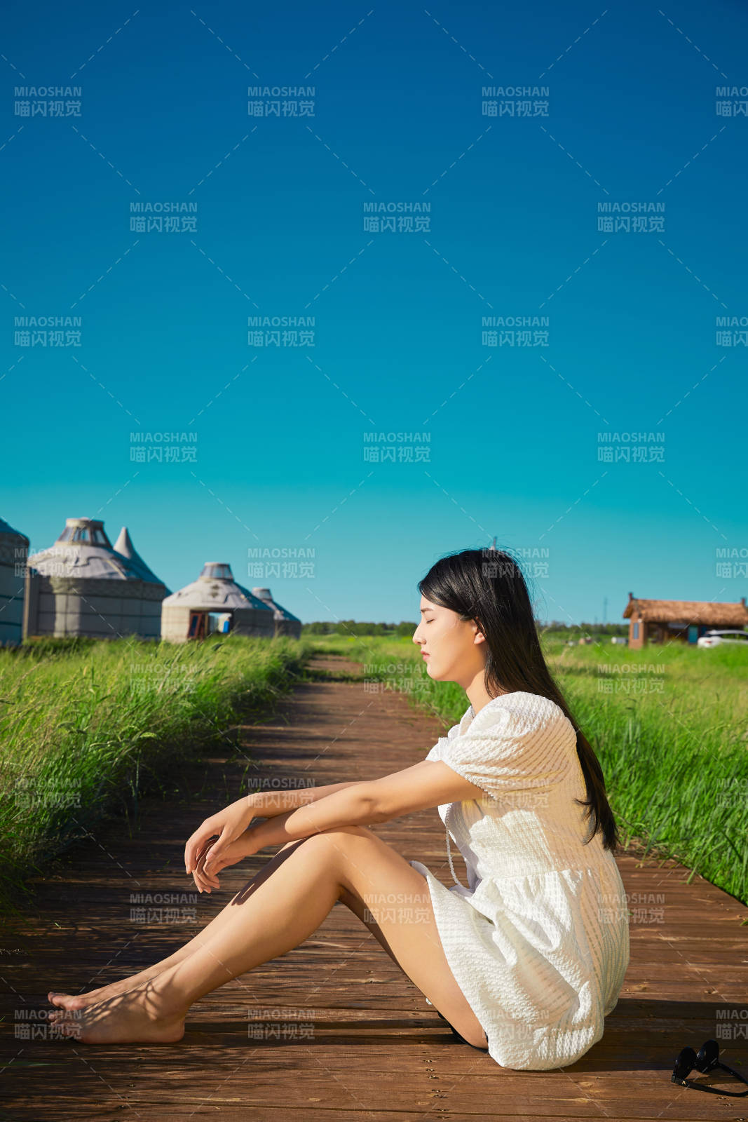 盛夏在草原湿地公园游玩的姑娘图片