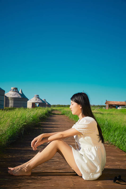 盛夏在草原湿地公园游玩的姑娘图片