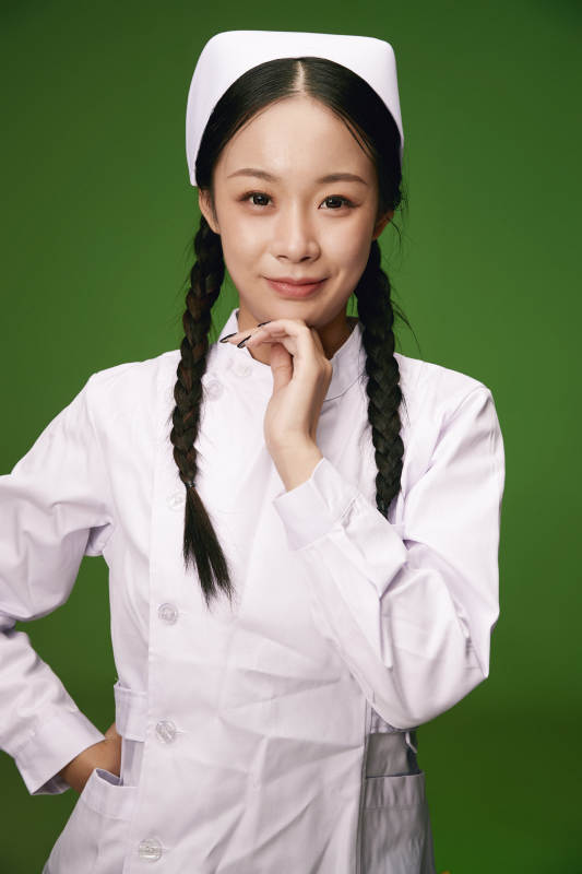 身穿白色护士服的年轻护士形象图片