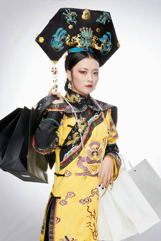 穿越而来手提购物袋的清朝皇后图片