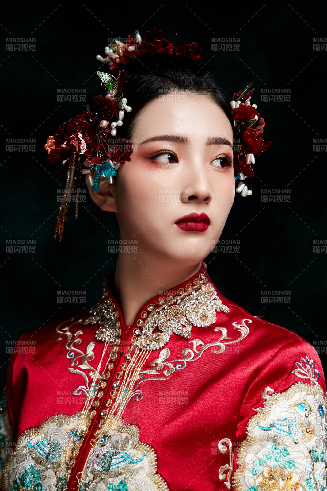 穿着中式秀禾服的亚洲少女图片