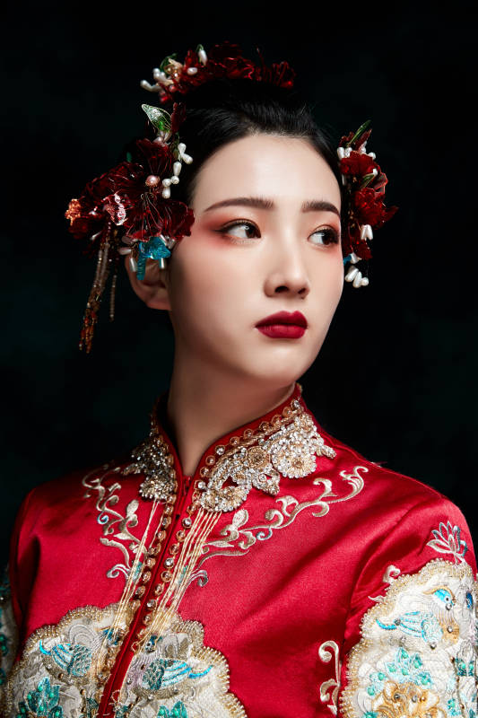 穿着中式秀禾服的亚洲少女图片