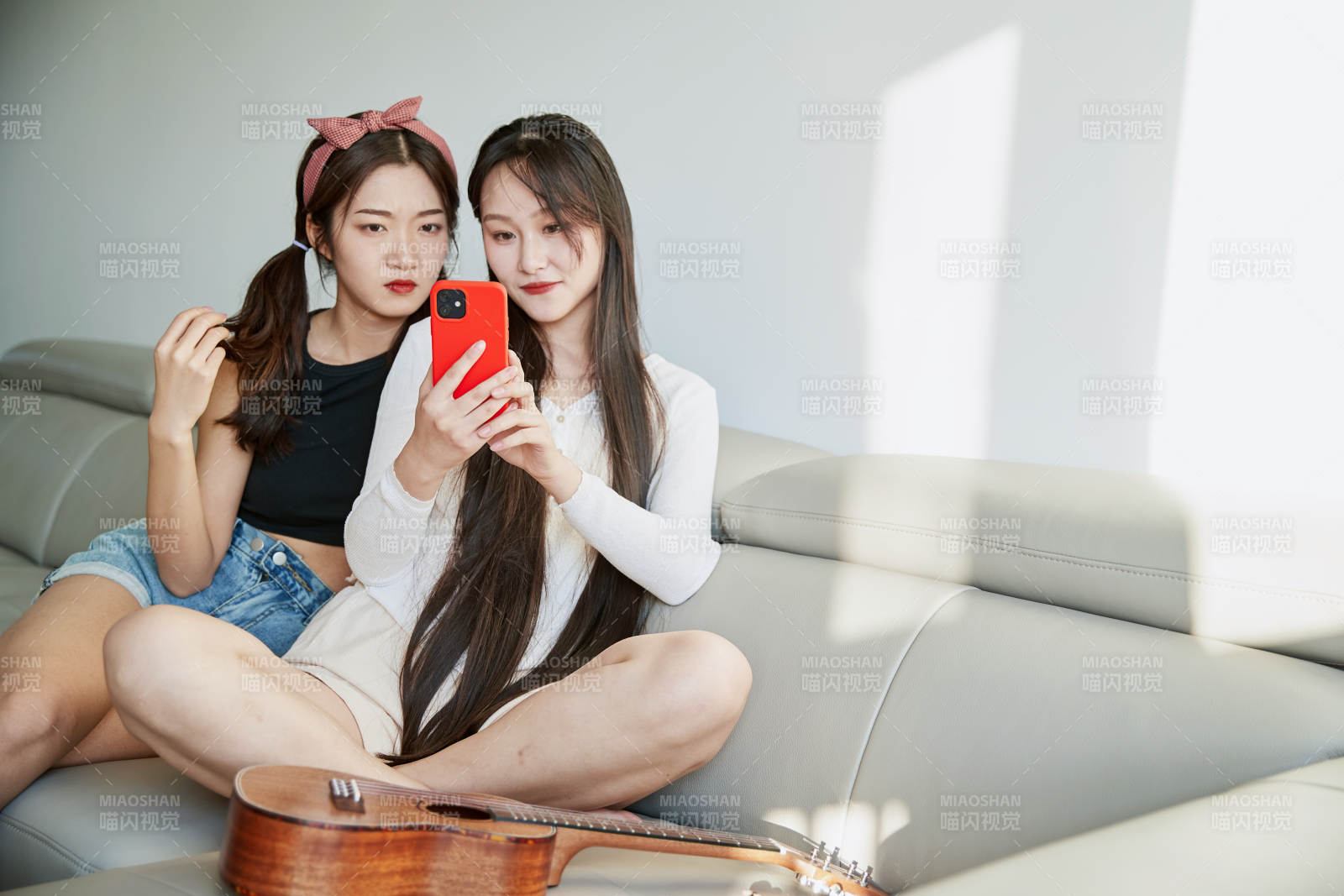 在家做主播直播的亚洲年轻闺蜜少女图片