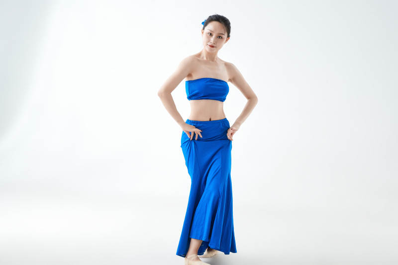 穿着傣族服饰跳孔雀舞的少女图片