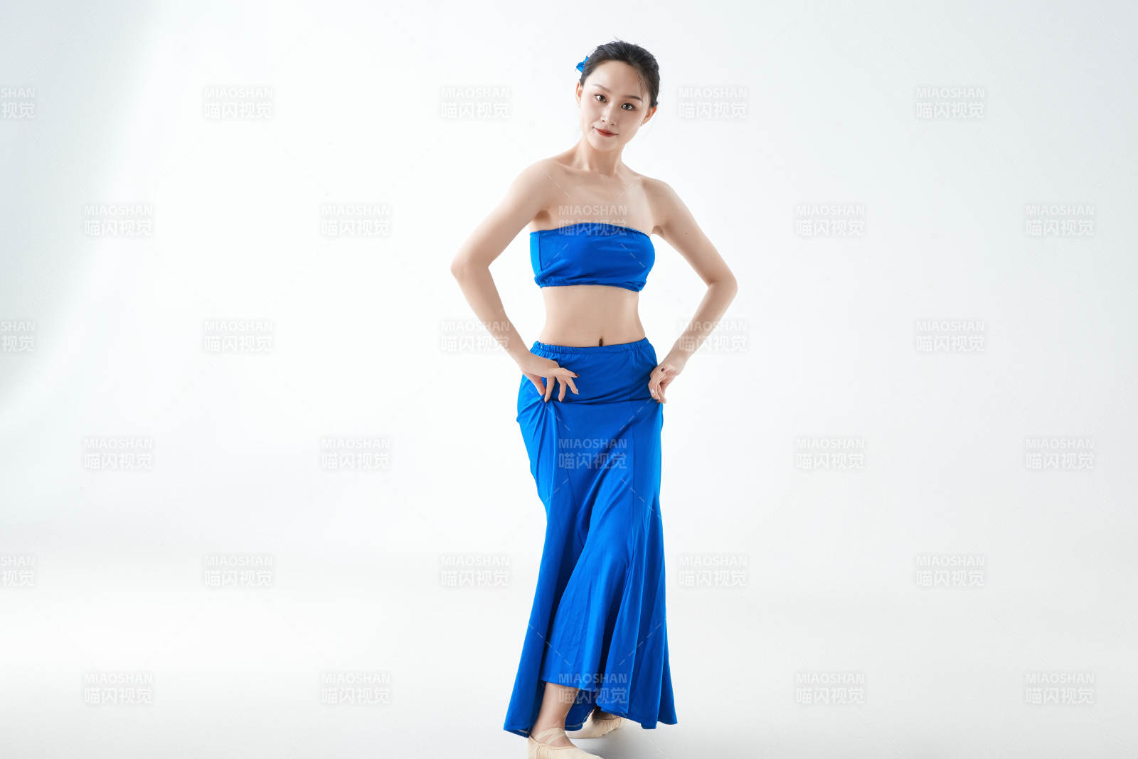 穿着傣族服饰跳孔雀舞的少女图片