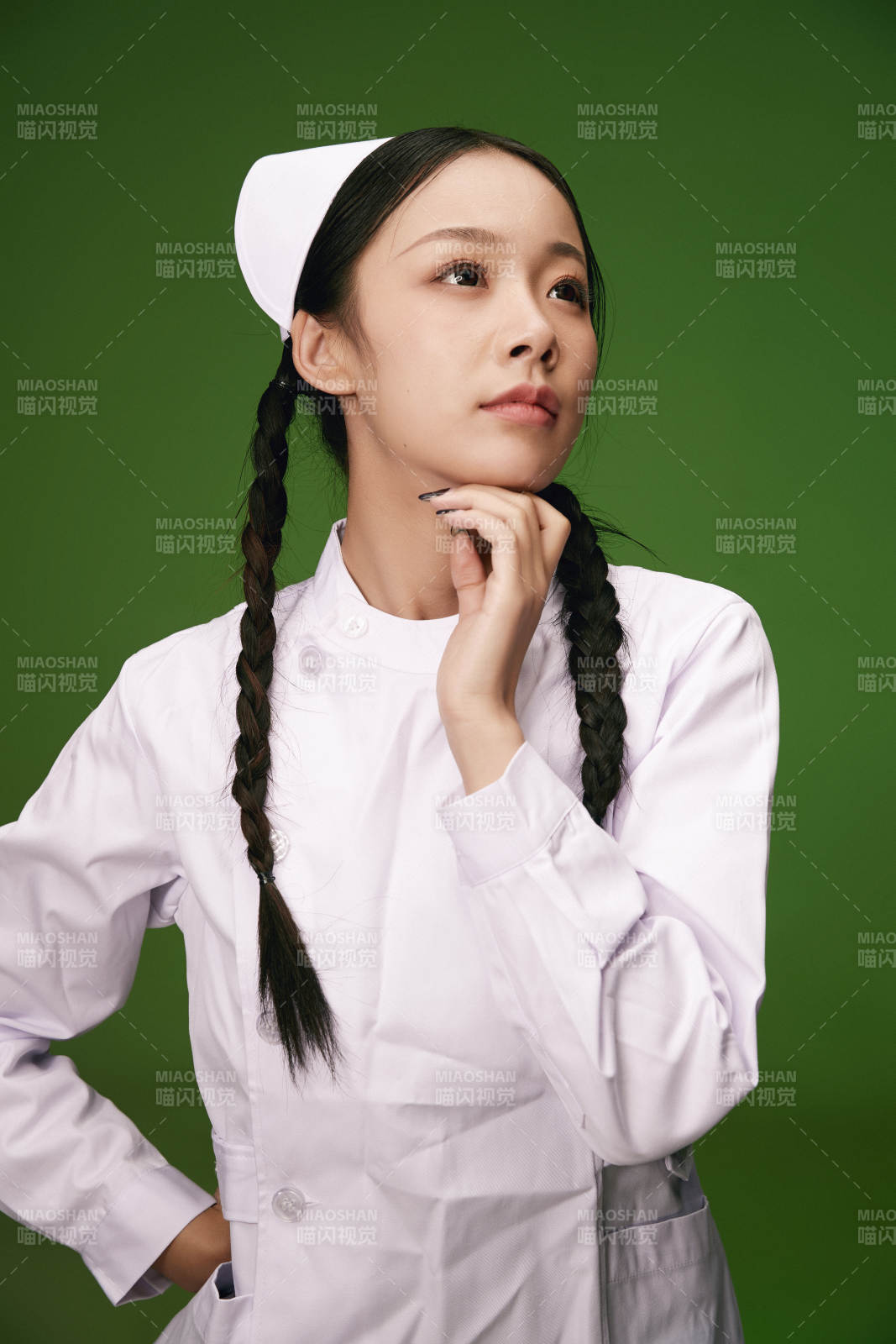 身穿白色护士服的年轻护士形象图片