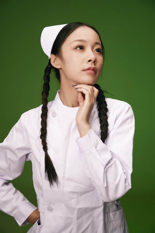 身穿白色护士服的年轻护士形象图片