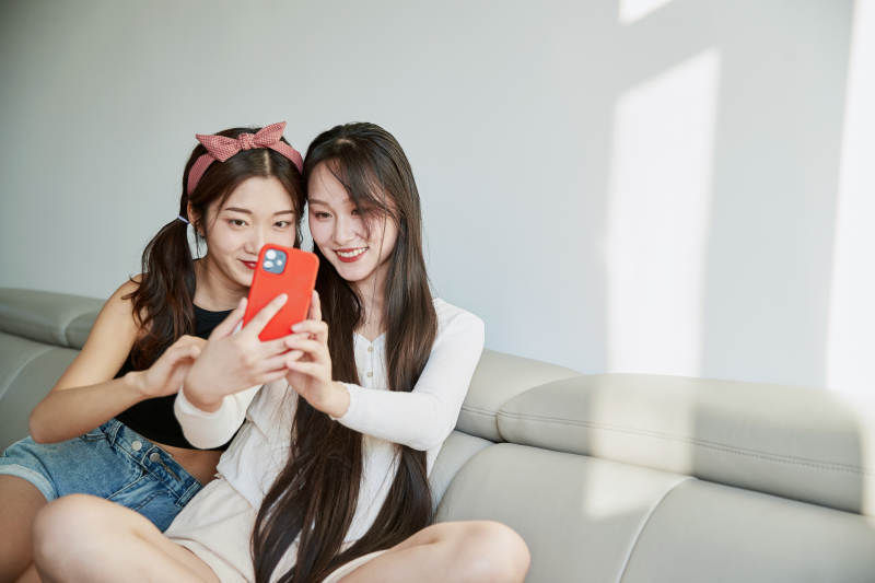 在家做主播直播的亚洲年轻闺蜜少女图片