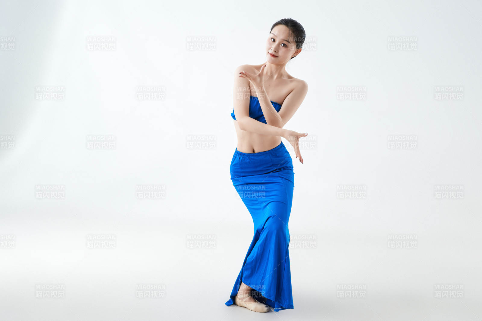 穿着傣族服饰跳孔雀舞的少女图片