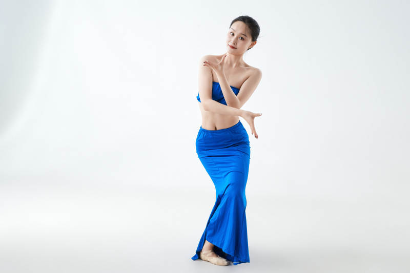 穿着傣族服饰跳孔雀舞的少女图片