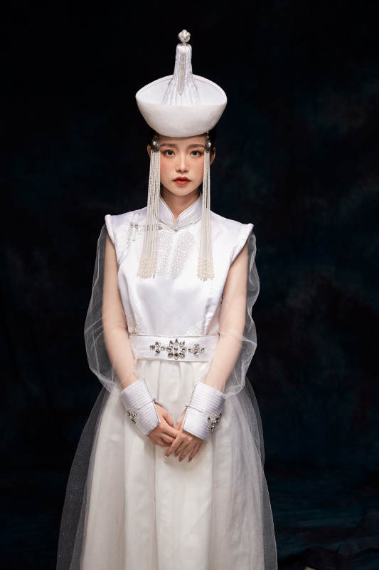 穿着蒙古族服饰的亚洲青年女性图片